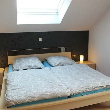 Grosses & Gemutliches Ferienhaus 100qm - 2 Balkone, Grosse Terrasse, W-lan Und Parkplatz Ortenberg (Hessen)